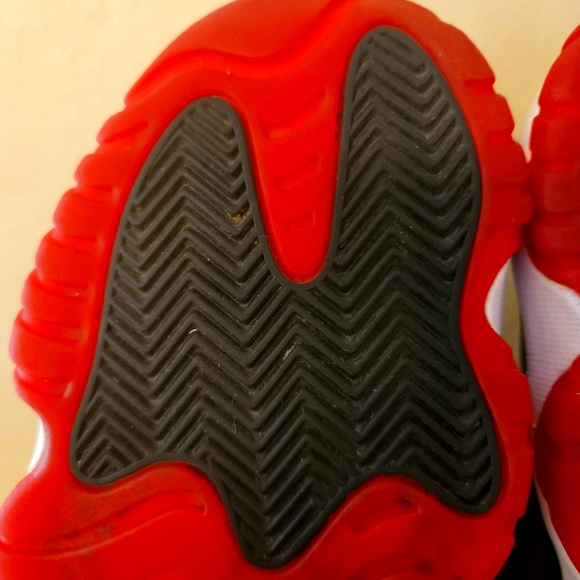 Jordan 11 Retro Playoffs Bred (2019) 378037-061 Size 9.5 - Picture 10 of 15